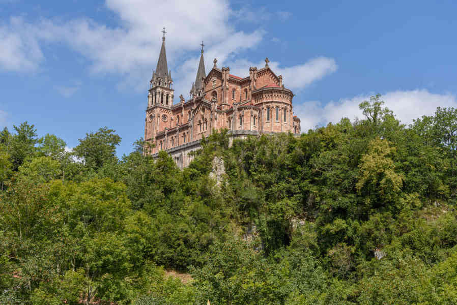 Principado de Asturias 033 - parque nacional de los Picos de Europa - santuario de Covadonga - basílica.jpg